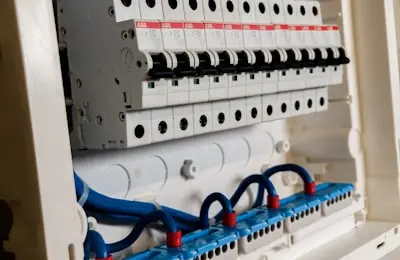 Nyinstallerad elcentral med dvärgbrytare och märkta kablar.
