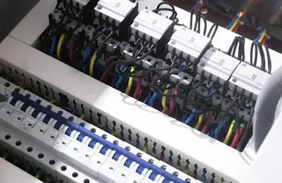 Tätt kopplad elcentral med nydragna ledningar.